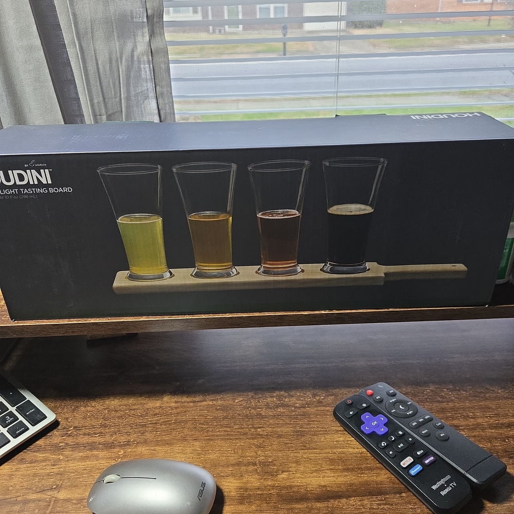 Beer Flight Tasting Board with 4‎ Glasses 10 fl oz with wooden tasting board New